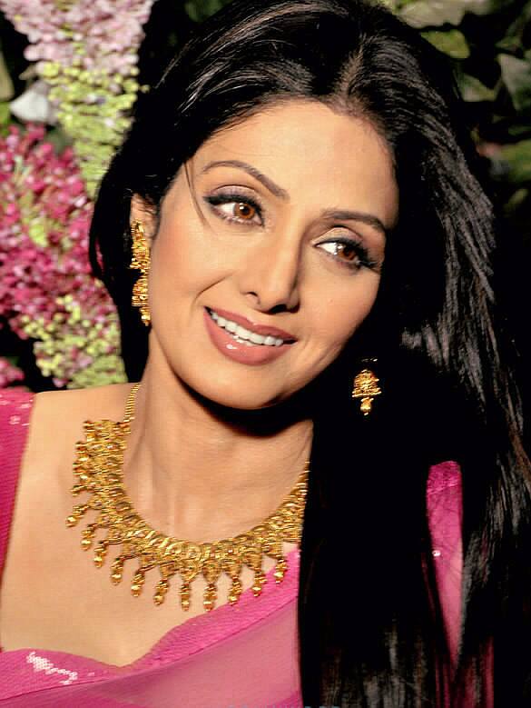 श्रीदेवी (Sridevi) बॉलिवूडची चांदनी अशी ओळख असलेल्या अभिनेत्री श्रीदेवी यांचे 2018 मध्ये निधन झाले. श्रीदेवी यांच्या सदमा,जूली आणि मिस्टर इंडिया या चित्रपटांना प्रेक्षकांची विशेष पसंती मिळाली. श्रीदेवी यांचे खरे नाव  श्री अम्मा यंगर अय्यप्पन असं आहे.
