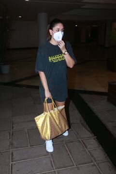 Photos: शॉर्ट्स, टीशर्ट और स्नीकर्स में Kareena Kapoor दिखीं कमाल, कैजुअल लुक में अपने दोस्त से मिलने पहुंचीं बेबो