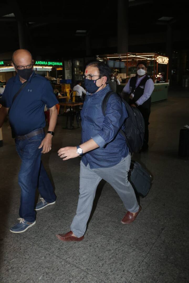 दिलीप जोशी को आज मुंबई एयरपोर्ट पर स्पॉट किया गया जहां वो काफी जल्दबाजी में दिखे. इस दौरान उनका परिवार भी उनके साथ नजर आया.