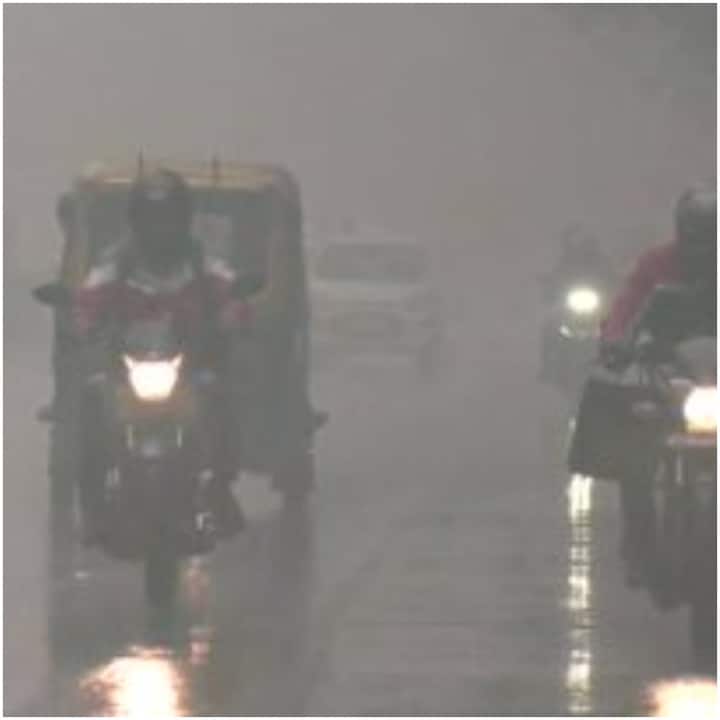 बात करें राजधानी दिल्ली की तो यहां हुई बारिश में ठंड को और ज्यादा बढ़ा दिया है. लोगों को बारिश और ठंड दोनों का एक साथ सामना करना पड़ रहा है.