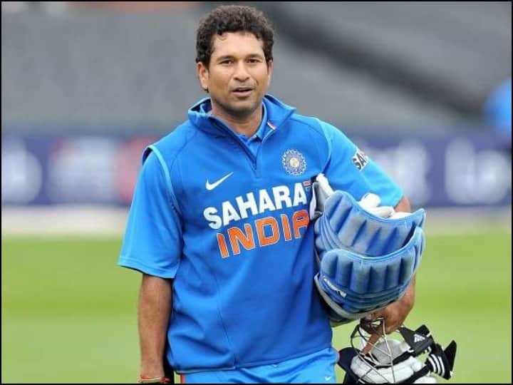 'क्रिकेट के भगवान' के नाम से मशहूर पूर्व क्रिकेटर सचिन तेंदुलकर (Sachin Tendulkar) इस लिस्ट में पहले नंबर पर हैं. सचिन ने 463 वनडे मैचों में 62 बार Player Of The Match Awards अपने नाम किए हैं. (फोटो सोशल मीडिया)