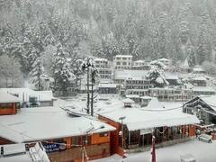 Uttarakhand Snowfall Photos: उत्तरकाशी समेत कई जिलों में मौसम ने ली करवट, पहाड़ों ने ओढ़ी बर्फ की सफेद चादर, देखें तस्वीरें