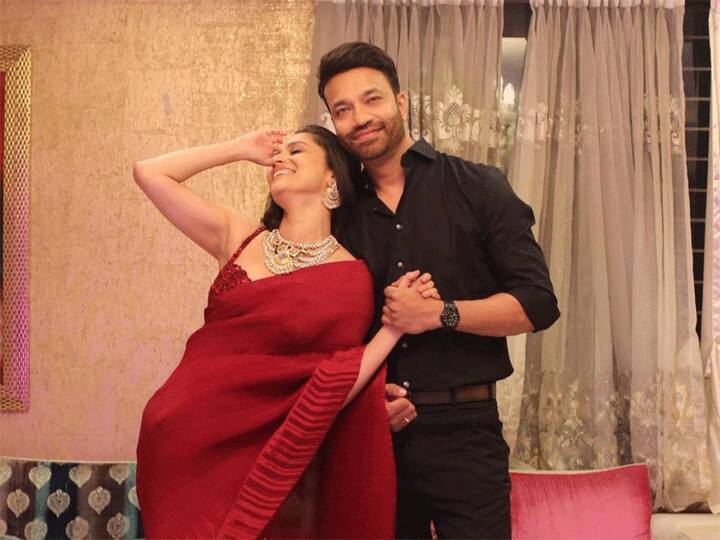 Ankita Lokhande Video: Tv Actress Ankita Lokhande And Vicky Jain Romantic Video Creating Buzz On Social Media Ankita Lokhande Video: पति Vicky Jain की बाहों में बाहें डाले कुछ यूं इश्क फरमाती दिखीं अंकिता लोखंडे, वायरल हुआ वीडियो