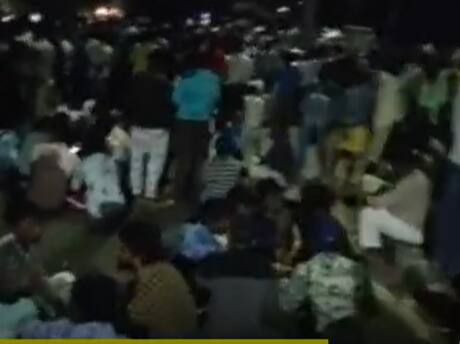 Ring Nets Issue: రాస్తారోకో చేస్తూ ఆగ్రహం వ్యక్తం చేస్తున్న విశాఖ మత్స్యకారులు