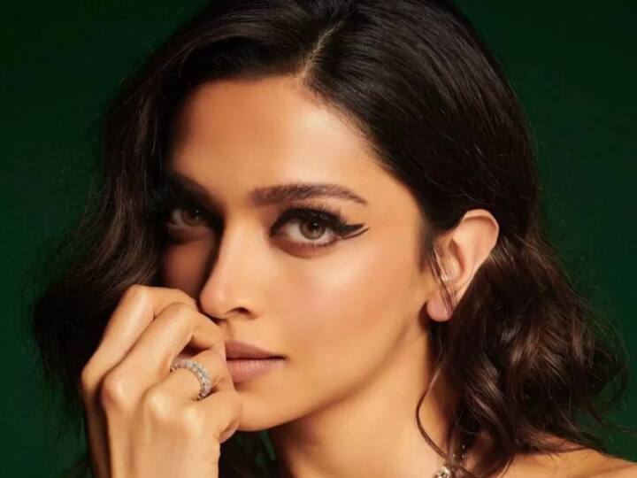 Happy Birthday Deepika Padukone: बॉलीवुड एक्ट्रेस दीपिका पादुकोण (Deepika Padukone) 5 जनवरी को अपना 36 वां जन्मदिन मना रही हैं. दीपिका की पिछली फिल्म 83 थी, जिसमें उन्हें कपिल देव की वाइफ रोमी भाटिया के रोल में काफी पसंद किया. फिल्म उम्मीद के मुताबिक कमाई नहीं कर पाई क्योंकि फिल्म रिलीज होते ही कोरोना की तीसरी लहर के चलते कई सिनेमाघर बंद होने लगे.