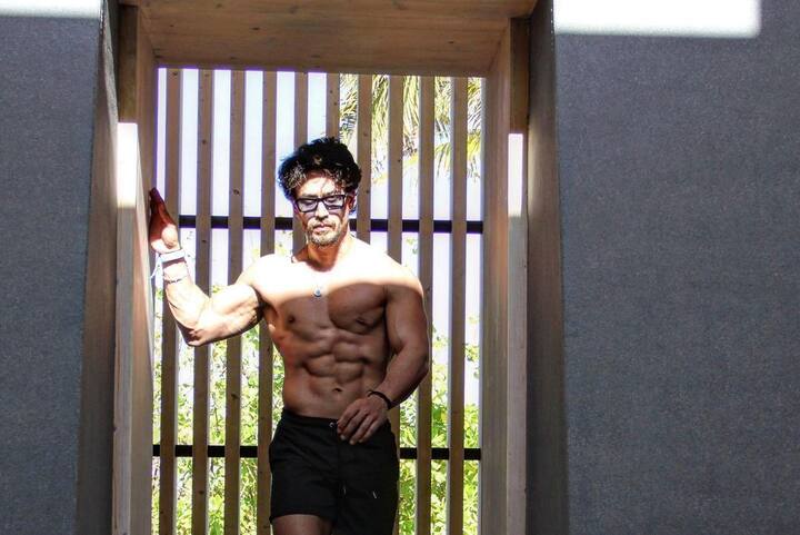 తన సిక్స్ ప్యాక్, కండలు తిరిగి శరీరం కనిపించేలా ఫోటోలు తీసుకుని వాటిని సోషల్ మీడియాలో అప్ లోడ్ చేస్తుంటాడు. -Image credit: Tiger Shroff/Instagram