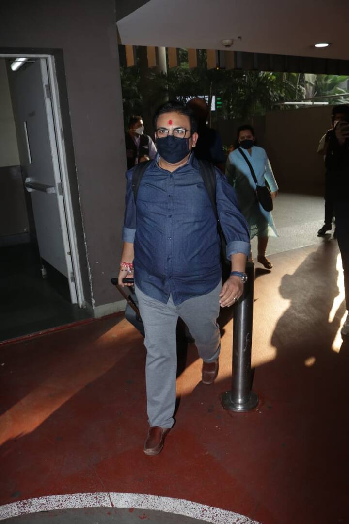 दिलीप जोशी के साथ उनका परिवार भी एयरपोर्ट पर स्पॉट हुआ. वैसे आपको बता दें कि दिलीप जोशी कहीं जा नहीं रहे थे बल्कि कहीं से वापस लौटे थे.