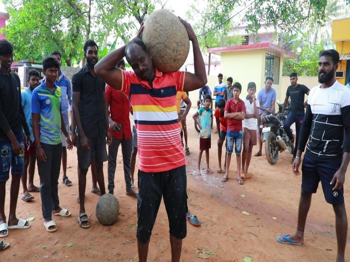 Pongal 2022 | தமிழர் திருநாளில்  இளவட்டக்கல் தூக்கப்படுவது ஏன்? இந்த போட்டிக்கு இவ்வளவு மவுசா?