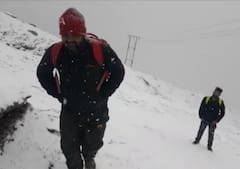 Uttarakhand News: उत्तराखंड में पहाड़ों पर बर्फबारी ने बढ़ाई मुसीबत, हिमाचल सीमा से सटे गांवों का मुख्य मार्ग बंद