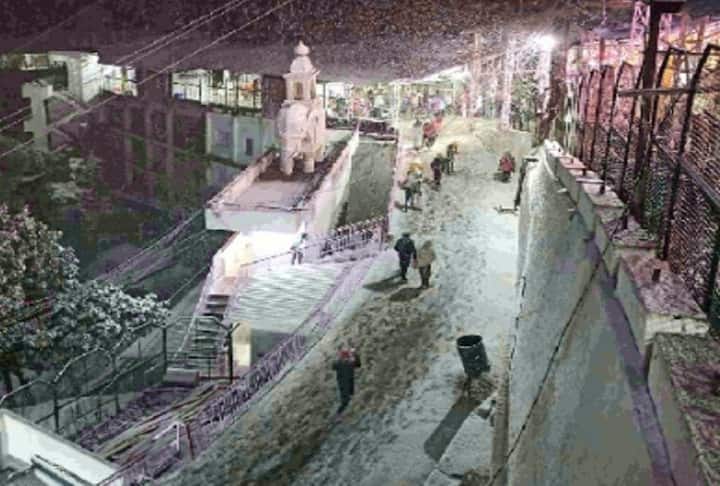 वहीं जम्मू में रहने वाले लोगों का बर्फबारी की वजह से भारी पेरशानी का सामना करना पड़ रहा है. एक स्थानीय निवासी ने बताया कि, पिछले 3-4 दिनों से बहुत ज़्यादा बारिश और बर्फ़बारी हो रही है जिसकी वजह से सर्दी बहुत हो गई है. इसी की वजह से बाजारों में बहुत कम लोग खरीददारी के लिए आ रहे हैं.