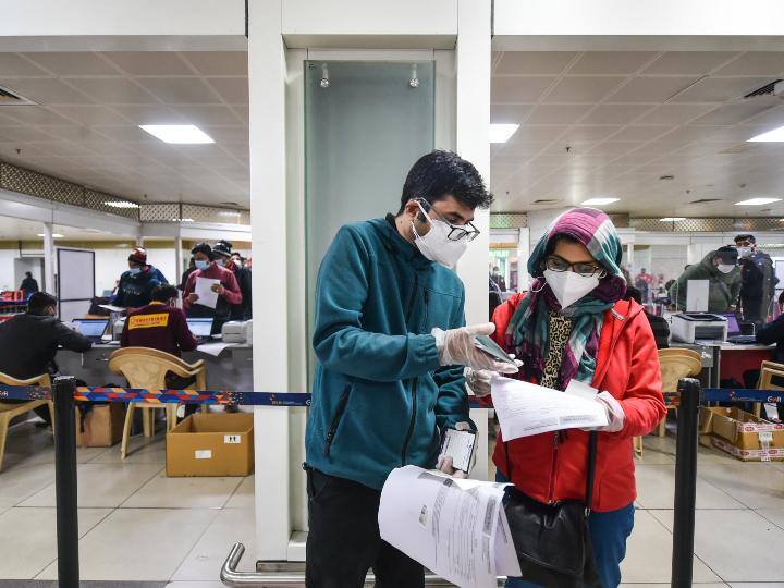 3 जनवरी को 33,750 नए मामले सामने आए और पॉजिटिविटी रेट थी 3.84 प्रतिशत पर पहुंच गई. 4 जनवरी को कोरोना के 37,379 नए मामले आए और पॉजिटिविटी रेट 3.24 प्रतिशत पर चली गई.