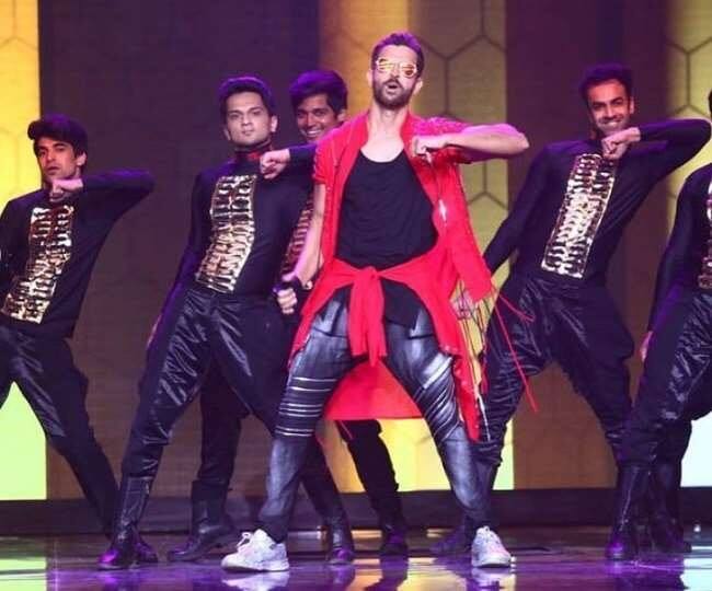 हैंडसम हंक ऋतिक रोशन(Hrithik Roshan) किसी शादी या इवेंट में जाने और परफॉर्म करने के 2.5 करोड़ रुपए चार्ज करते हैं.