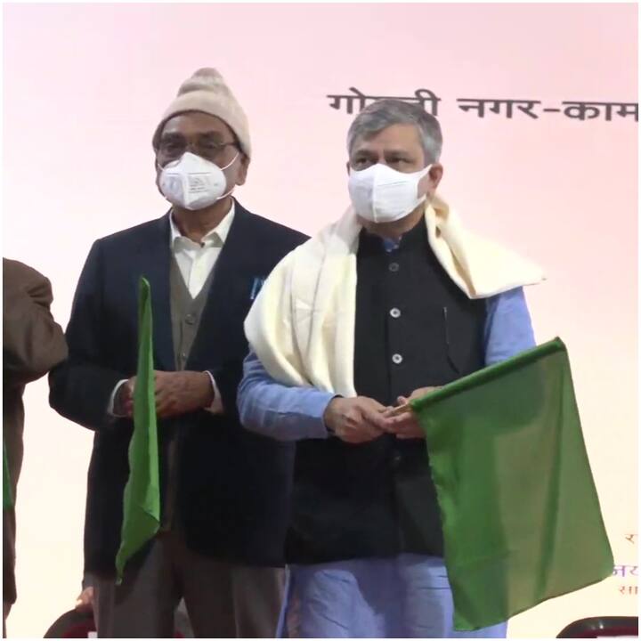 आपको बता दें कि ये ट्रेन अपने सफर में गोंडा, बस्ती, गोरखपुर, देवरिया सदन, सीवान छपरा हाजीपुर, बरौनी कटिहार से होकर गुजरेगी.