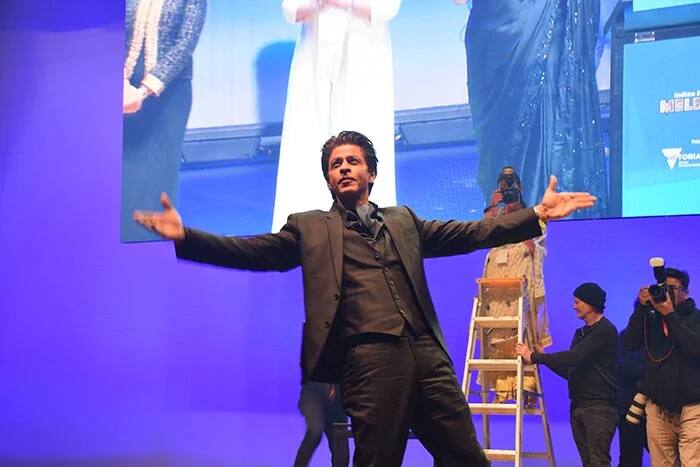 बॉलीवुड के किंग ख़ान शाहरुख़ को इवेंट और शादियों एक रात के लिए परफॉर्म करने के लिए 3.5 करोड़ रुपये बतौर फ़ीस वसूलते हैं.