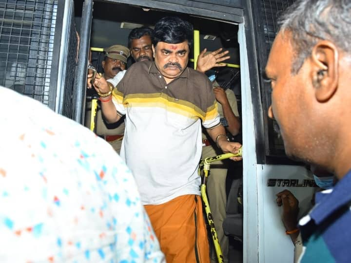 ex-minister Rajendra balaji was produced before District Criminal Court Judge Paramveer in Srivilliputhur Rajendra Balaji | விடியவிடிய விசாரணை.. நீதிபதி முன் ஆஜர்படுத்தப்பட்டார் ராஜேந்திர பாலாஜி.. 20 ம் தேதி வரை நீதிமன்ற காவல்!