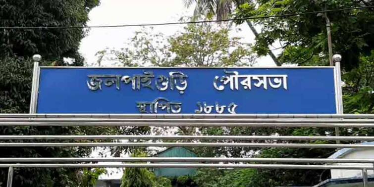 Jalpaiguri Municipality Started Covid Control Room to serve people in locality from ambulance to oxygen Jalpaiguri Municipality Covid Initiative : এক ফোনেই অ্যাম্বুলেন্স থেকে অক্সিজেন, নাগরিক সুবিধার্থে কোভিড কন্ট্রোল রুম চালু জলপাইগুড়িতে