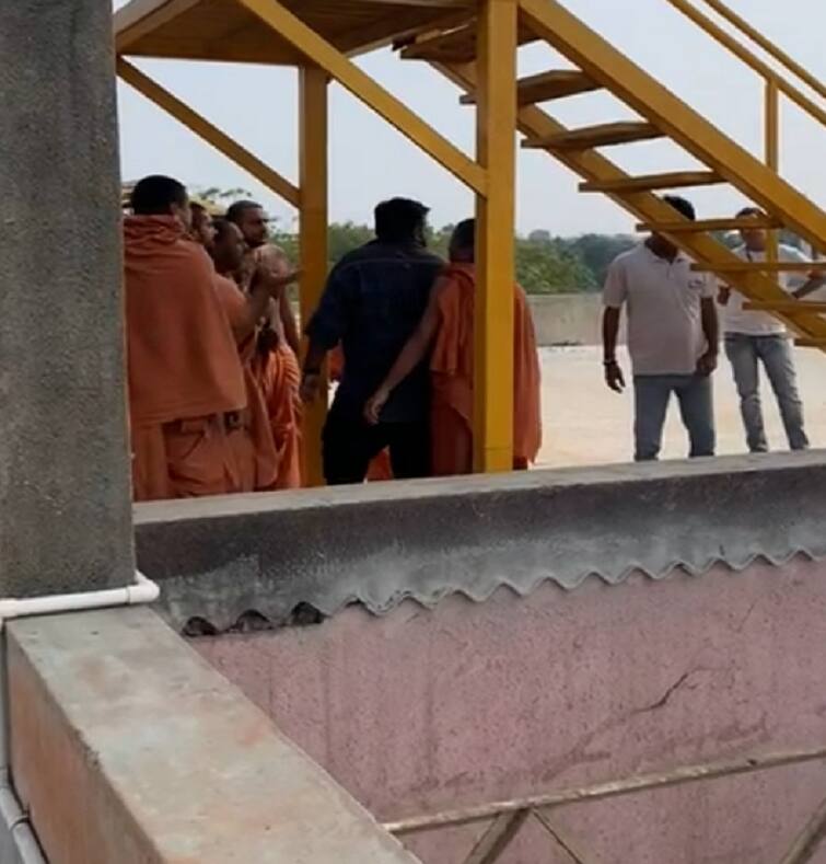 Vadodara: Sadhu of Sokhada Swaminarayan temple hit a youth in public વડોદરાઃ સોખડા સ્વામિનારાયણ મંદિરના સાધુઓએ યુવકને જાહેરમાં ફટકાર્યો , યુવક કરતો હતો આવી હરકત