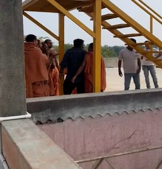 વડોદરાઃ સોખડા સ્વામિનારાયણ મંદિરના સાધુઓએ યુવકને જાહેરમાં ફટકાર્યો , યુવક કરતો હતો આવી હરકત