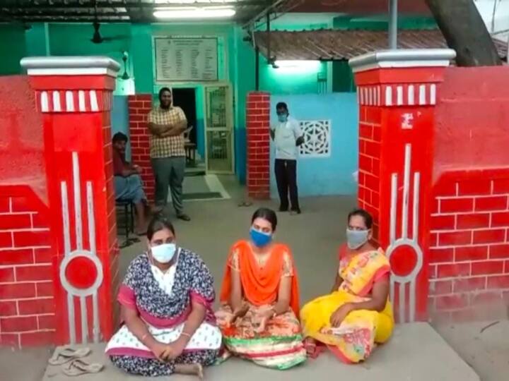 Trichy: 3 women stage dharna protest outside Women police station for refusing to take action on their complaint பெண் காவலர் மீது புகார்.. நடவடிக்கை எடுக்காததால் காவல் நிலையத்தில் தர்ணா போராட்டம்