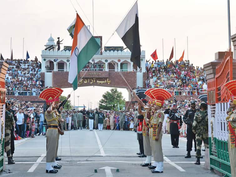 Entry of public at flag-lowering retreat ceremony in Attari stopped in view of COVID-19: BSF Retreat Ceremony at Attari: ਇਸ ਵਾਰ ਆਮ ਲੋਕ ਨਹੀਂ ਦੇਖ ਸਕਣਗੇ ਅਟਾਰੀ 'ਚ 'ਰਿਟਰੀਟ ਸੈਰੇਮਨੀ', ਜਾਣੋ ਕਾਰਨ