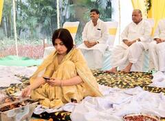 Dimple Yadav को जब देवर की शादी में मिली थी कार, शिवपाल यादव के बेटे ने किया था गिफ्ट