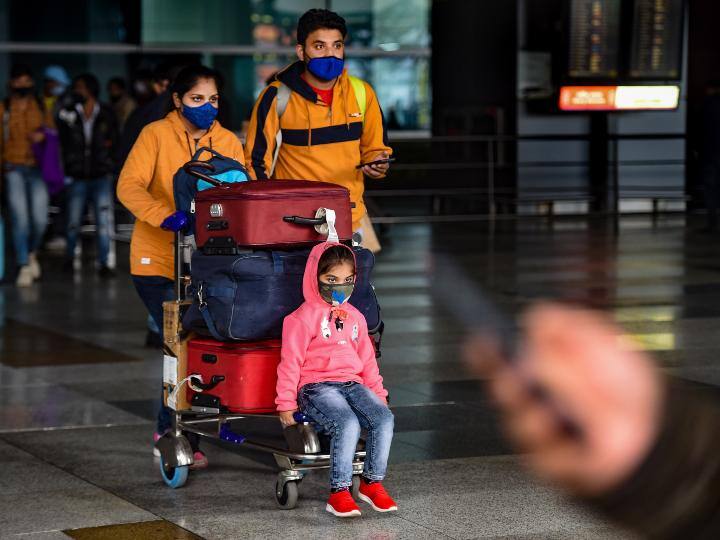 कोरोना के नए वैरिएंट ओमिक्रोन की बात करें तो देश के 2,630 मामले सामने आए है जिसमें से 995 मरीज ठीक भी हो चुके है. भारत इस वैरिएंट से सिर्फ एक मौत हुई है.