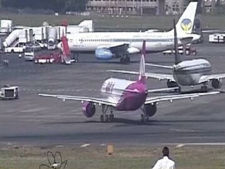 ऐसे में कोलकाता (Kolkata) और मुंबई (Mumbai) जैसे शहरों में कई तरह की सख्तियां लगा दी गई है. कोलकाता से मुंबई अब हफ्ते में केवल दो उड़ाने आएंगी. संक्रमण रोकने के लिए फ्लाइट कंपनियां भी कई तरह की तैयारियां कर रही है.