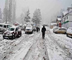 Snowfall: पहाड़ों पर हुई बर्फबारी, मैदानों में बारिश ने बढ़ाई ठंड, तस्वीरों में जानें मौसम का हाल