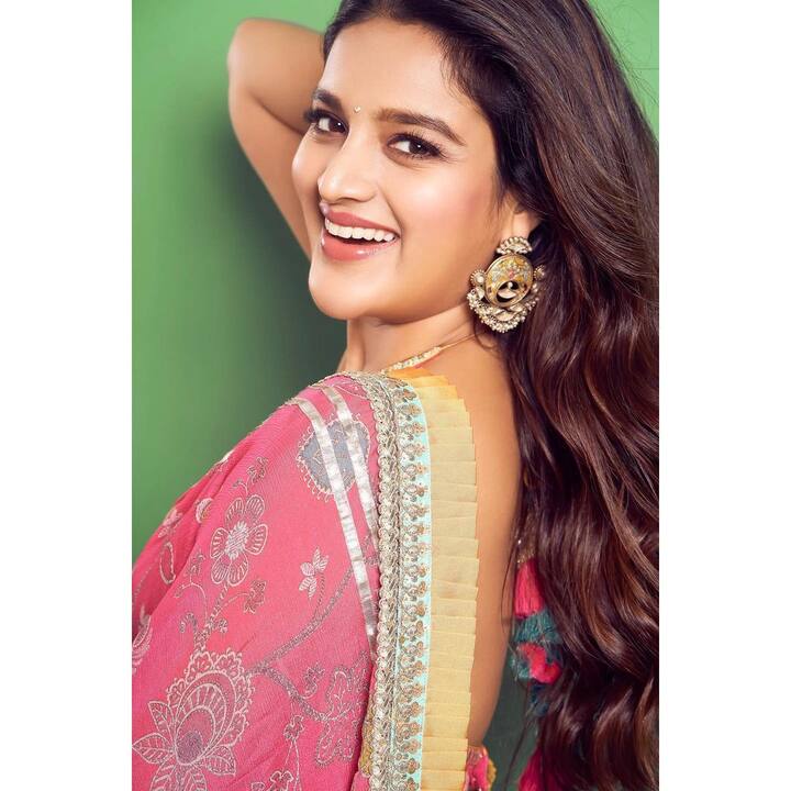 கண்ணே உன் காதல் கதவ வைக்காத சாத்தி… வெல்லக்கட்டி நீ ஆத்தி வெக்கமுன்னு ஏமாத்தி