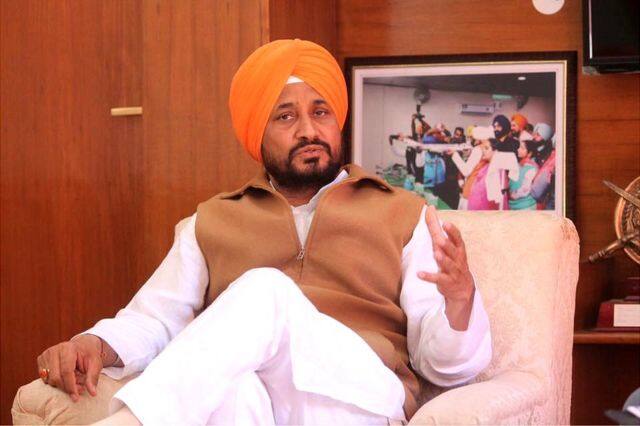 पंजाब के मुख्यमंत्री चरणजीत सिंह चन्नी ने बुधवार को प्रधानमंत्री नरेंद्र मोदी के राज्य के दौरे से बीच में ही लौटने पर खेद जताया, लेकिन कहा कि सुरक्षा में कोई चूक नहीं हुई. उन्होंने कहा कि मैं किसानों पर लाठाचार्ज नहीं करवा सकता था. सीएम चन्नी ने कहा कि मैं एक बात कहना चाहता हूं कि किसी भी नुकसान से पहले मैंने अपना खून बहा दिया होता, ये पंजाबियों की भावना है.