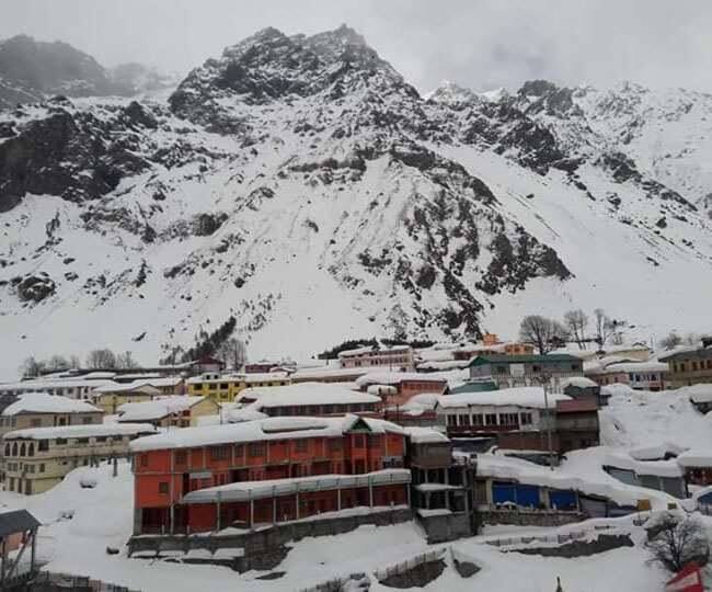 इस वक्त पहाड़ों पर बर्फ की सफेद चादरी लिपटी हुई नजर आ रही है.
