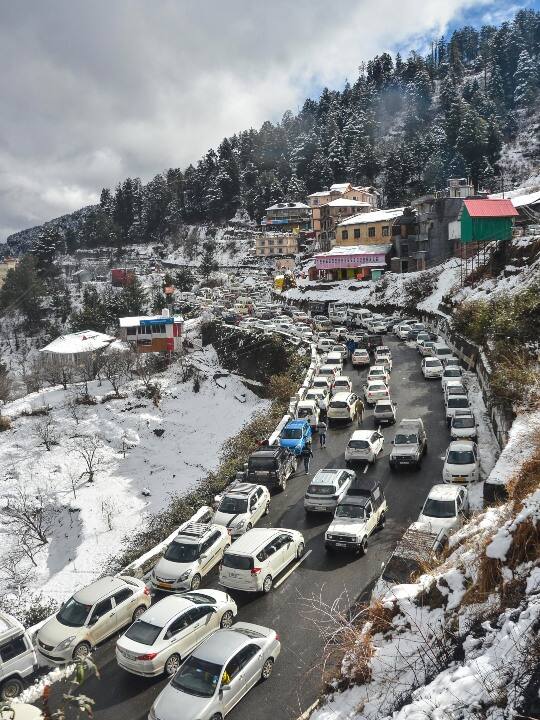 सफेद चादर में लिपटे पहाड़