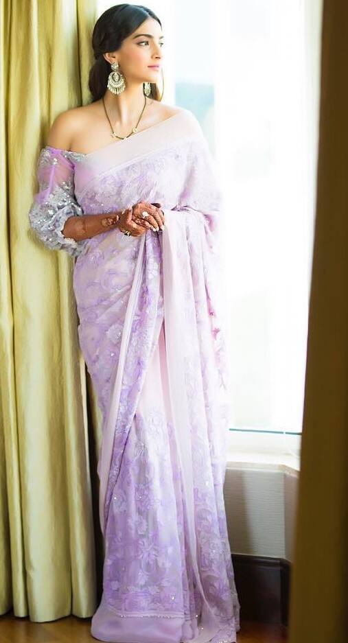 सोनम कपूर (Sonam Kapoor)के मंगलसूत्र में उनके और उनके पति का राशि डिजाइन था और बीच में डायमंड लगा हुआ था. सोनम के मंगलसूत्र (Sonam Kapoor Mangalsutra) की कीमत 55 लाख बताई गई थी.