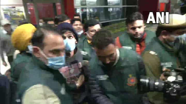 'बुली बाई' के निर्माता और ऐप के मुख्य ट्विटर अकाउंट धारक नीरज बिश्नोई को दिल्ली पुलिस स्पेशल सेल असम से दिल्ली लेकर आई है.