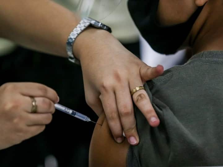 देश में Corona की बेकाबू रफ्तार के बीच फुल स्पीड में Vaccination, जानें टीकाकरण का फुल रिपोर्ट कार्ड