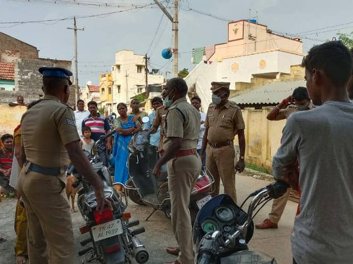 Karur Bhagwati Amman Temple Festival: 7 arrested for cutting 2 scythes கரூர் பகவதி அம்மன் கோயில் திருவிழாவில் 2 பேருக்கு அரிவாள் வெட்டு -7 பேர் கைது