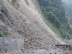 Landslide in Jammu-Kashmir: जम्मू-श्रीनगर हाईवे पर कार पर पत्थर गिरने से एक की मौत, बस पलटने से बीएसएफ जवान की गई जान