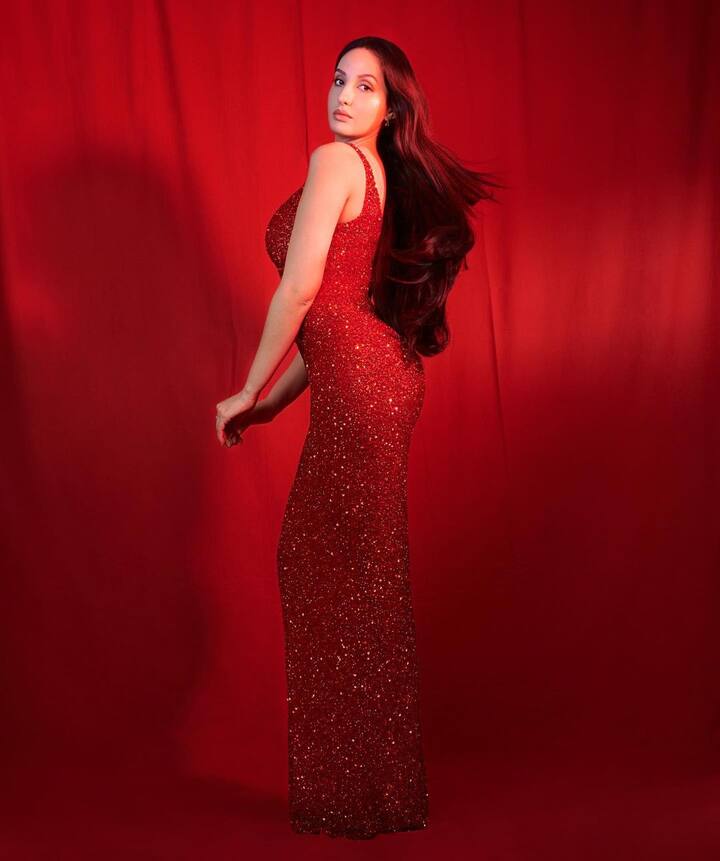 लाल रंग की चमचमाती ड्रेस में नोरा फतेही हर किसी का दिल जीत रही थीं. नोरा की खूबसूती किसी का भी दिल चुरा सकती है.