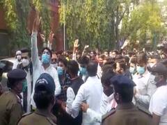 MP News: देवी अहिल्या विश्वविद्यालय में ऑनलाइन परीक्षा मोड को लेकर NSUI ने किया प्रदर्शन