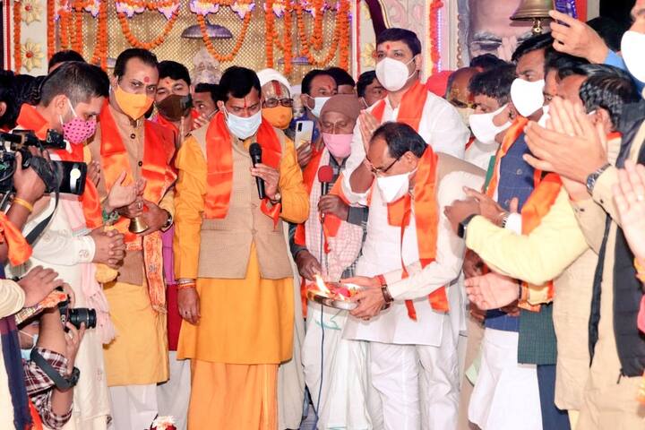 इन तस्वीरों को शेयर करते हुए उन्होंने लिखा कि, यशस्वी प्रधानमंत्री श्री @narendramodi जी कोटि-कोटि जनता के हृदय में बसते हैं, देश के मुकुटमणि हैं. पूरी दुनिया में भारत का मान, सम्मान, स्वाभिमान उन्होंने बढ़ाया है. वो एक वैभवशाली, गौरवशाली और संपन्न भारत का निर्माण कर रहे हैं. #LongLivePMModi