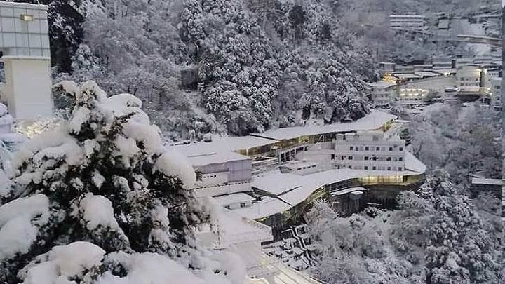 इस मामले में जानकारी देते हुए श्री माता वैष्णो देवी श्राइन बोर्ड ने कहा था कि खराब मौसम के बाद, इस यात्रा 6 जनवरी की सुबह तक के लिए स्थगित कर दिया गया है.