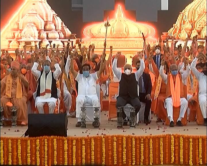 વલસાડ જિલ્લાની કપરાડા વિધાનસભા બેઠકના ધારાસભ્ય અને રાજ્યકક્ષાના મંત્રી જીતુ ચૌધરી કોરોના સંક્રમિત થયા છે. જીતુ ચૌધરી બીજીવાર કોરોના સંક્રમિત થયા છે.