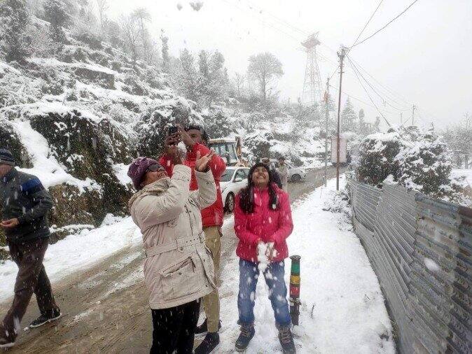 कुछ लोग बर्फबारी का आनंद लेने के लिए पहाड़ी इलाकों में पहुंच गए है.