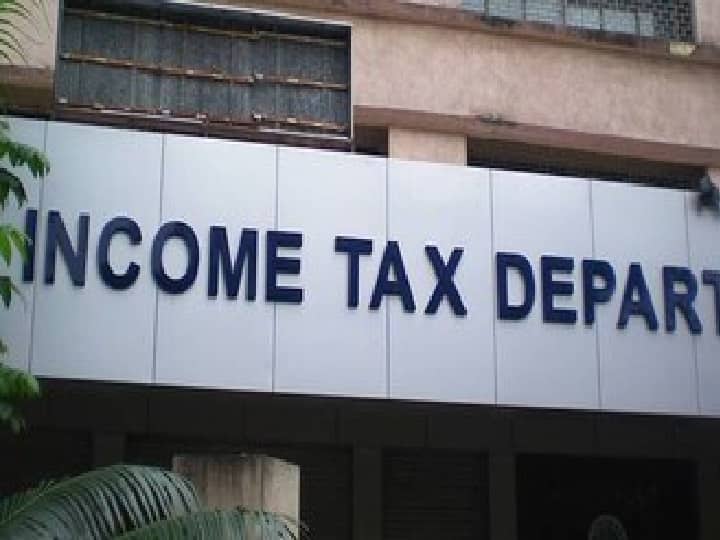 इनकम टैक्स डिपार्टमेंट (Income Tax Department) की ओर से निर्देश दिया गया है कि जो लोग 31 मार्च 2022 तक अपना पैन और आधार लिंक करने के लिए 1,000 रुपये का शुल्क देना होगा. अगर आप ऐसा नहीं करते हैं तो आप म्यूचुअल फंड, स्टॉक, बैंक खाता खोलने का काम नहीं कर पाएंगे.