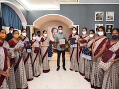 Anganwadi: అంగన్వాడీలకు పండుగ కానుక... మూడో జత చేనేత చీరలు అందజేత... కార్యక్రమాన్ని ప్రారంభించిన మంత్రి కేటీఆర్