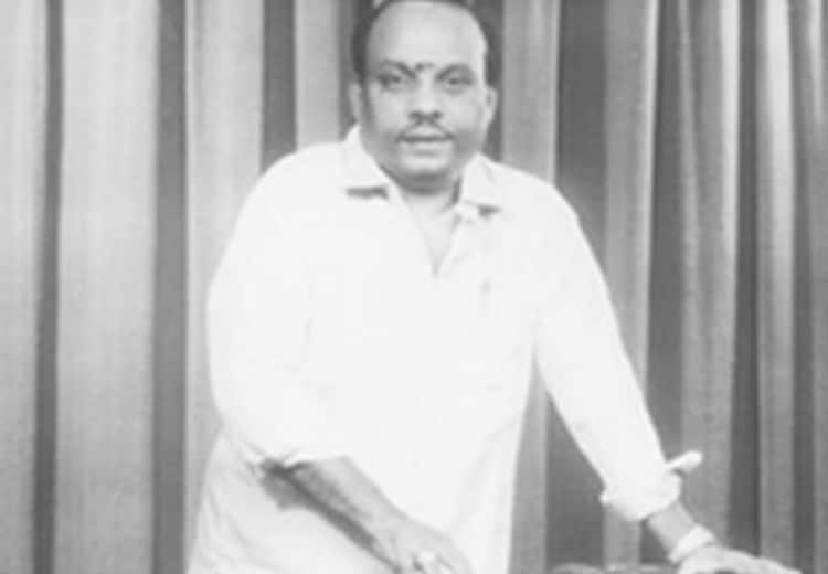 V Kumar Music Director death anniversary, know some interesting facts about him V Kumar Music Director: `கலைமாமணி’... `மெல்லிசை சக்ரவர்த்தி!’.. மனதோடு பாடிய இசையமைப்பாளர் வி.குமாரின் நினைவு தினம் இன்று!