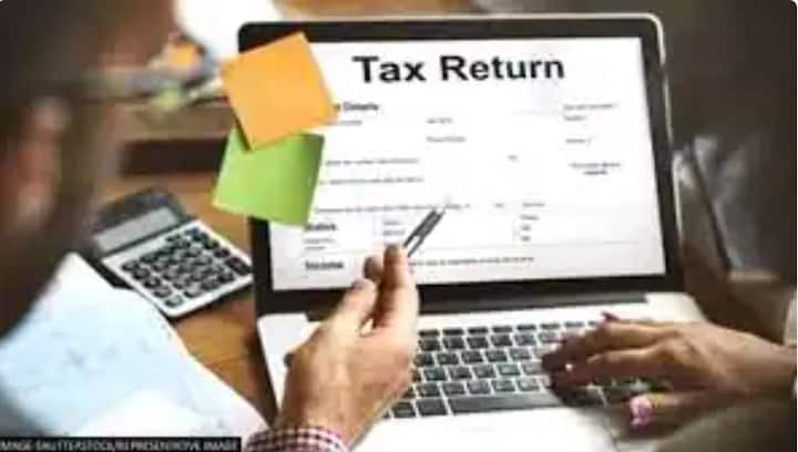 আয়কর বিভাগের আপনার বিরুদ্ধে মামলা করার অধিকার রয়েছে এবং আপনি যদি নির্ধারিত তারিখের মধ্যে আপনার আইটিআর ফাইল না   করেন তবে আপনাকে জেলেও পাঠানো হতে পারে।