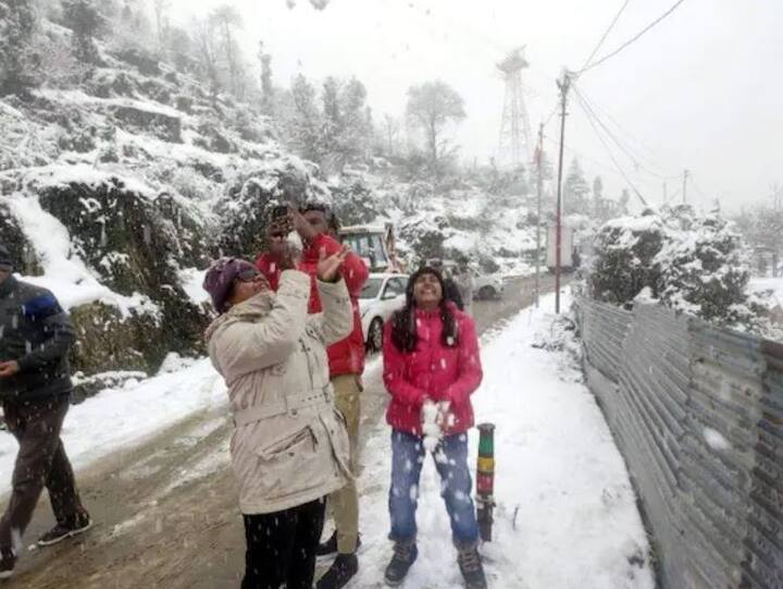 ਕੁਝ ਲੋਕ ਬਰਫਬਾਰੀ ਦਾ ਆਨੰਦ ਲੈਣ ਲਈ ਪਹਾੜੀ ਇਲਾਕਿਆਂ 'ਚ ਪਹੁੰਚ ਗਏ ਹਨ।