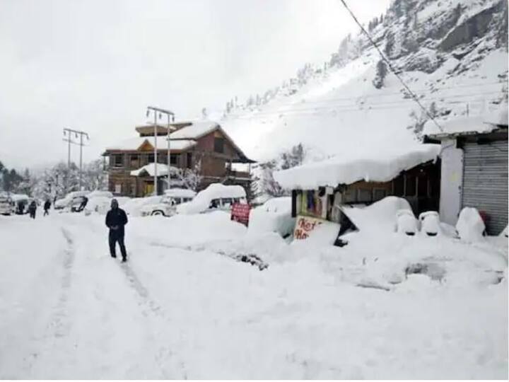 Snowfall: ਬੁੱਧਵਾਰ ਨੂੰ ਪੂਰੇ ਦੇਸ਼ 'ਚ ਮੌਸਮ ਬਦਲ ਗਿਆ। ਪਹਾੜਾਂ 'ਤੇ ਬਰਫਬਾਰੀ ਤੇ ਨੀਵੇਂ ਇਲਾਕਿਆਂ 'ਚ ਮੀਂਹ ਨੇ ਠੰਢ ਹੋਰ ਵੀ ਵਧਾ ਦਿੱਤੀ ਹੈ। ਮੌਸਮ 'ਚ ਅਚਾਨਕ ਆਈ ਤਬਦੀਲੀ ਕਾਰਨ ਠੰਢੀਆਂ ਹਵਾਵਾਂ ਦੇ ਵਿਚਕਾਰ ਠੰਢ ਪੈਣ ਲੱਗੀ ਹੈ। ਅਜਿਹੇ 'ਚ ਆਮ ਲੋਕਾਂ ਦਾ ਘਰੋਂ ਨਿਕਲਣਾ ਮੁਸ਼ਕਿਲ ਹੋ ਗਿਆ ਹੈ।