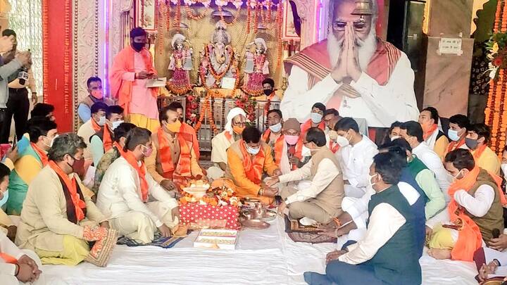 एमपी के सीएम ने इस जाप की कुछ तस्वीरें सोशल मीडिया पर भी शेयर की है.जिसमें वो पूजारियों के साथ जाप करते हुए नजर आ रहे हैं.